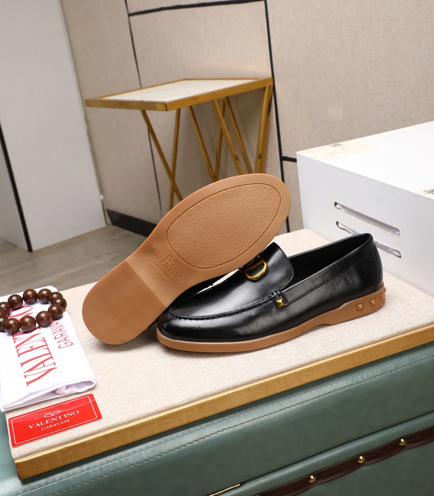 Men's shoes 💰520 [Valentino-Valentino] High-quality boutique men's shoes. The same style as the celebrities, original and authentic.✅ Made of imported cowhide + original apricot cowhide lining. The French luxury model is priced at 14,080 Swiss francs. It is also a Paris Fashion Week catwalk model. A brand can be deeply rooted in your heart, and a pair of shoes can make you linger. What you wear is not only noble, but also an aura. 👻Standard 38-45